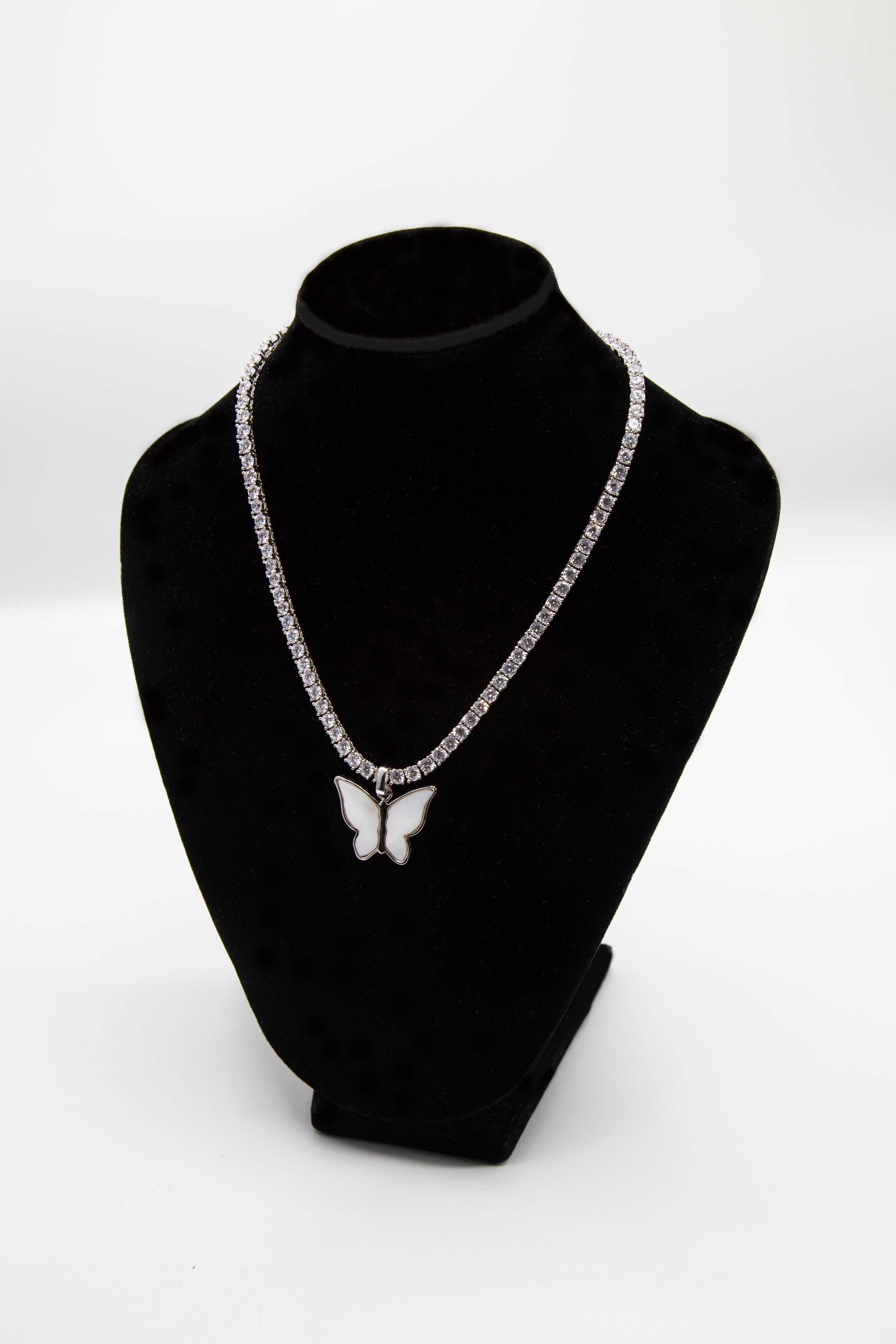 This 18k silver plated chain features a beautiful butterfly design, adding a touch of elegance to any outfit│ E's Element